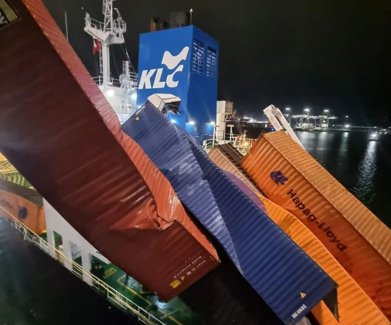 突发！赫伯罗特一大型集装箱船堆垛倒塌、作业停摆