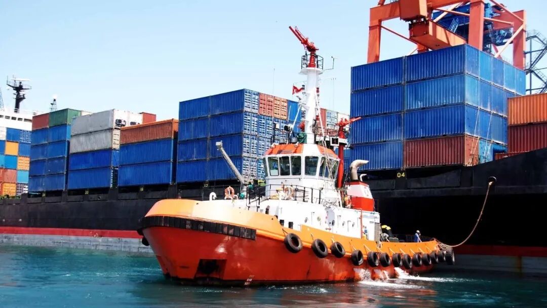 致命碰撞！引发港口罢工，码头停摆