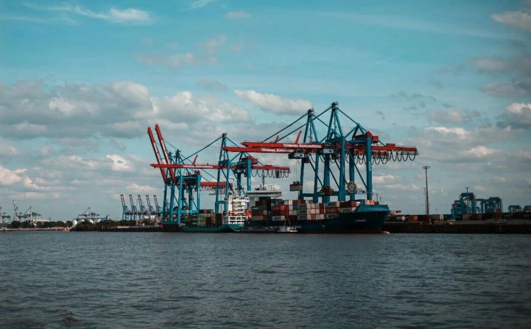 买8个中国桥吊，交3个亿进口关税！美国港口因关税推迟升级！