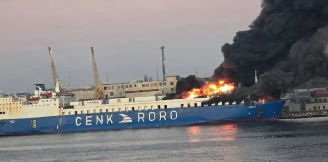 港口遭袭！一艘集装箱船被击中起火