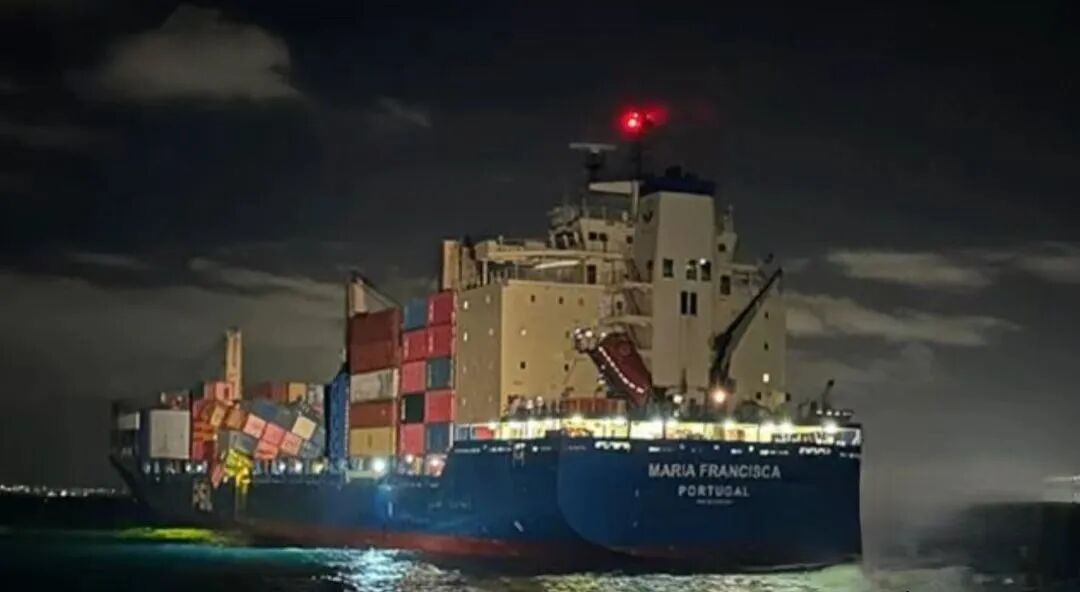 事故！堆垛倒塌大量集装箱受损或坠海，事发欧洲