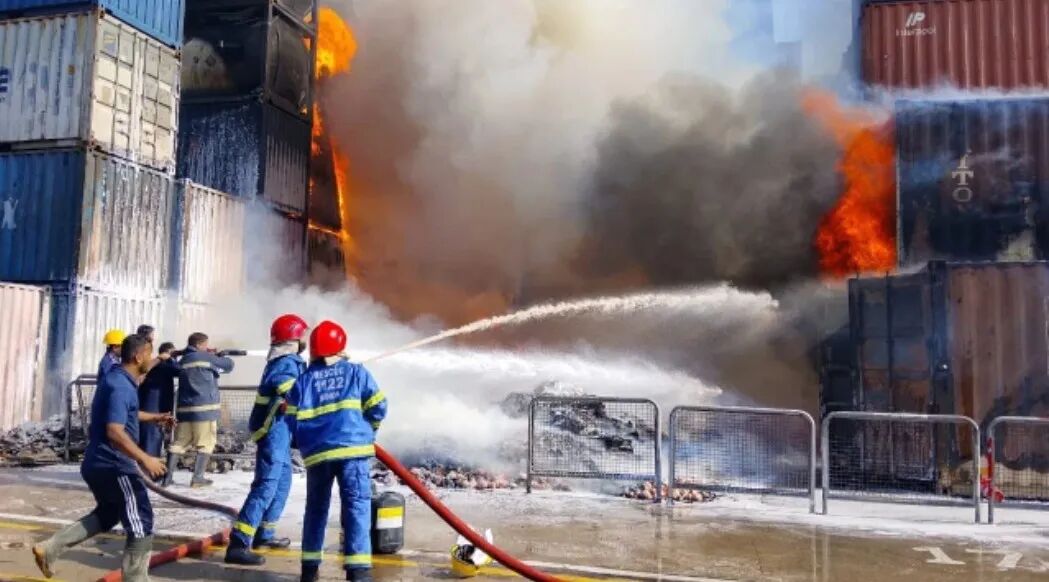 卡拉奇港大火，约20个集装箱烧毁！